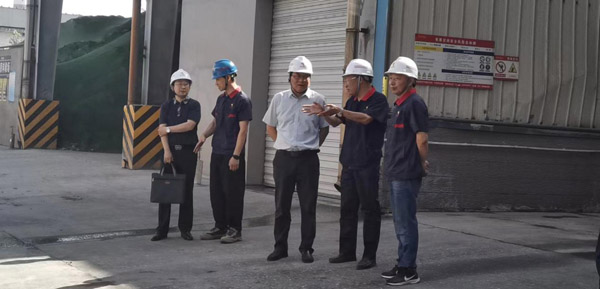 集團公司黨委委員、股份公司黨委書記、總經(jīng)理蔣培進到建材公司調(diào)研